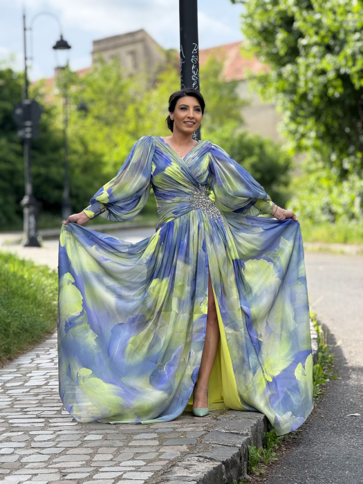 Rochie in degradee cu pietricele aplicate [10]