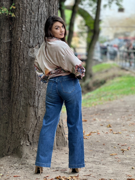 Jeans drept cu croi lejer si curea maro [4]