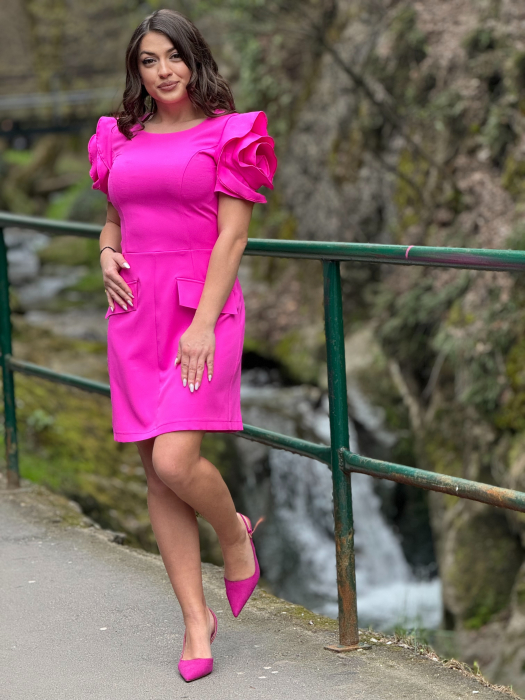 Rochie fucsia cu volanase la maneci [2]