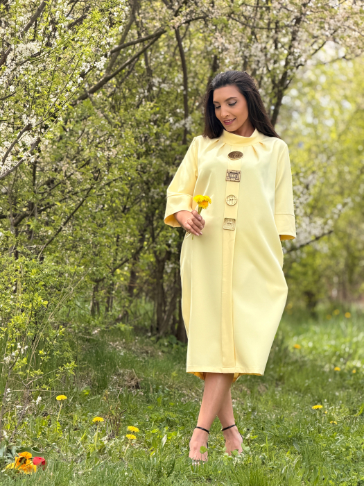 Rochie lejera cu nasturi aurii decorativi [5]