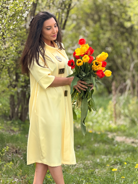 Rochie lejera cu nasturi aurii decorativi [2]