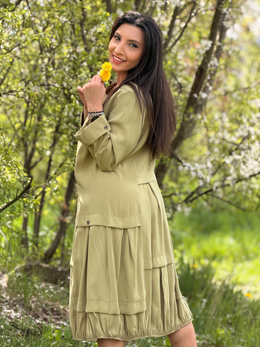 Rochie lejera si detalii decorative cu nasturi [6]