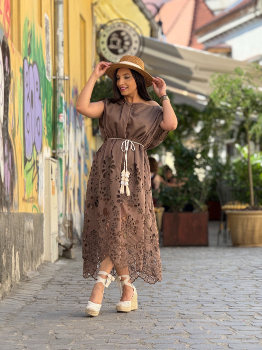 Rochie maro cu broderie decupata si cordon decorativ [2]