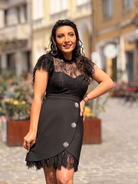 Rochie neagra cu dantela si aplicatii decorative [7]