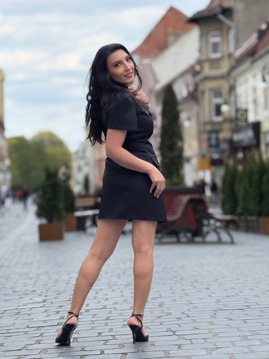 Rochie neagra cu nasturi aurii decorativi [5]