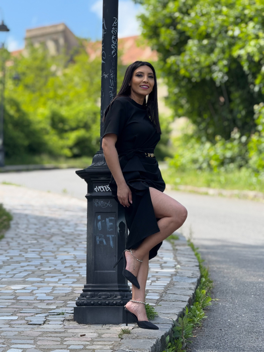 Rochie neagra cu volanas pe picior si detaliu in talie [6]