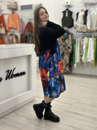 Rochie neagra lunga cu imprimeu flori albastre și roșii [2]