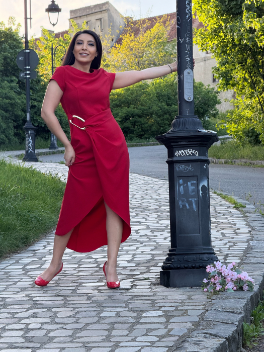 Rochie rosie cu detaliu auriu in talie [2]