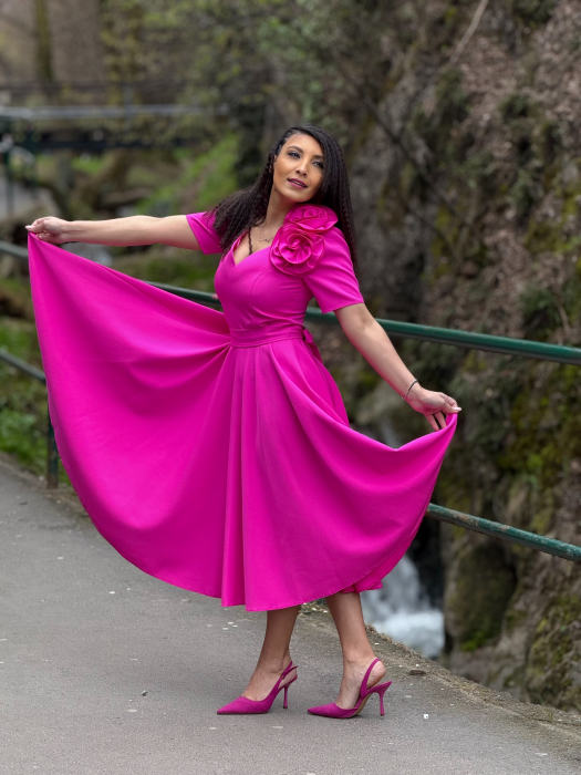 Rochie roz cu floare in piept [4]