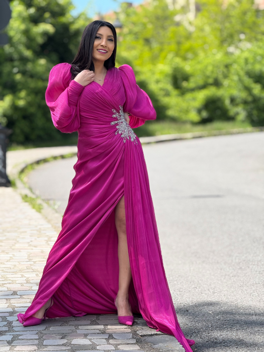 Rochie roz cu pietricele aplicate [3]