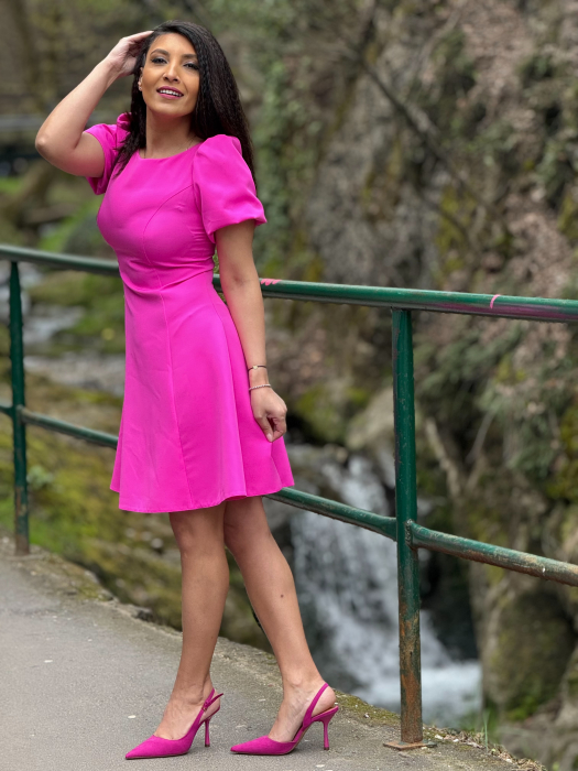 Rochie roz cu umeri bufanti [4]