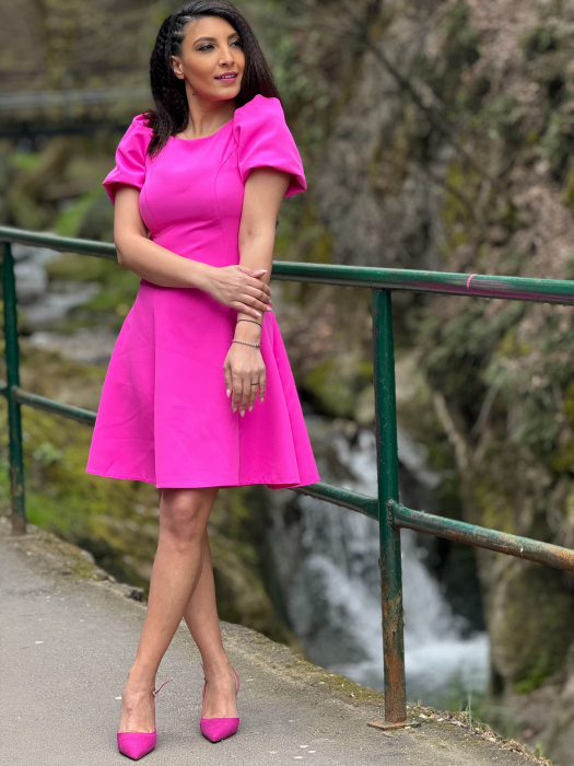 Rochie roz cu umeri bufanti [3]