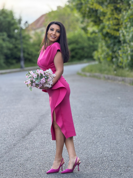 Rochie roz cu volanas pe picior [3]