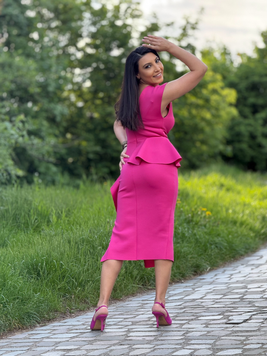 Rochie roz cu volanas pe picior [7]