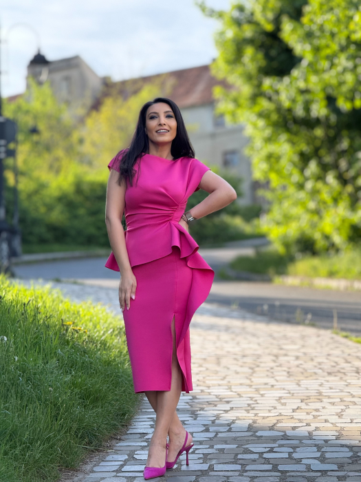 Rochie roz cu volanas pe picior [9]