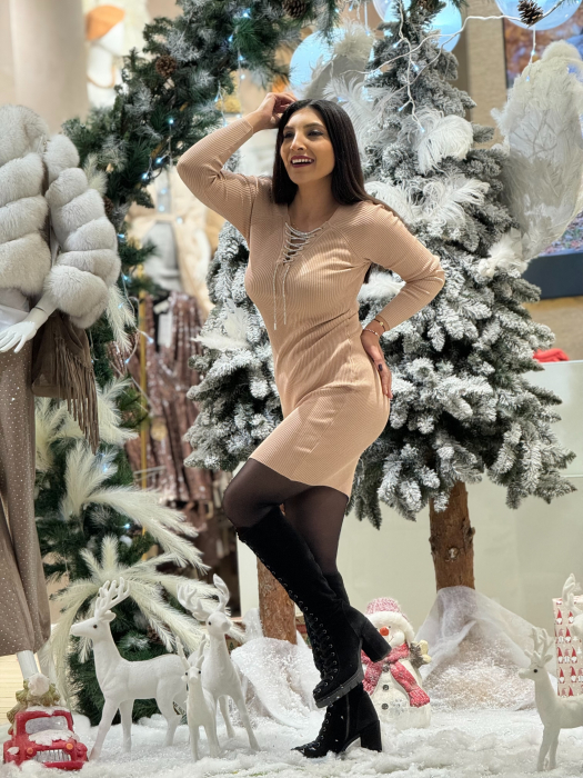 Rochie tricotata cambrata cu accesoriu argintiu [2]