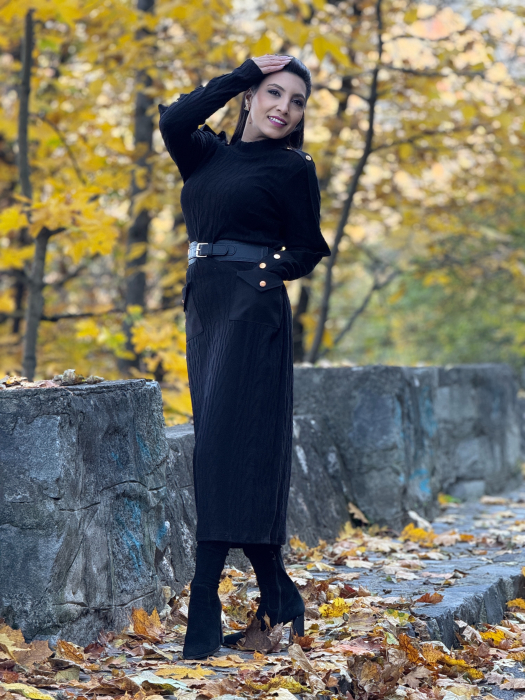 Rochie tricotata neagra cu curea si nasturi aurii [5]