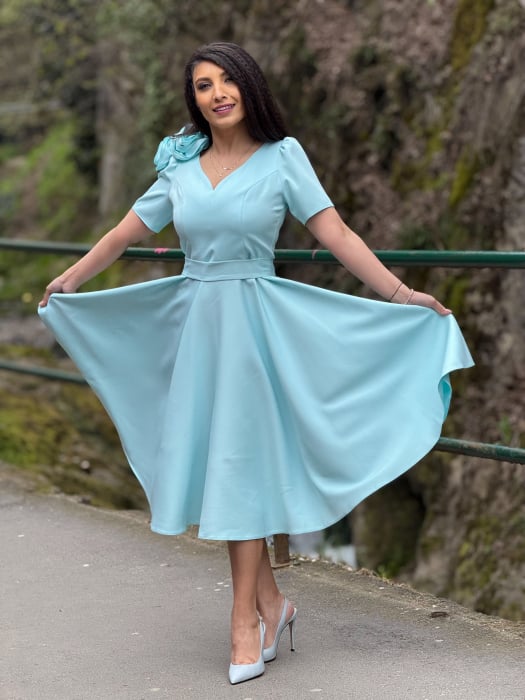 Rochie turcoaz cu floare in piept [2]