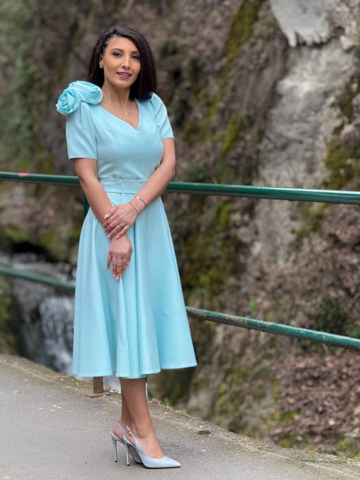 Rochie turcoaz cu floare in piept [4]