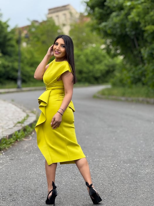 Rochie verde fistic cu volanas pe picior [3]