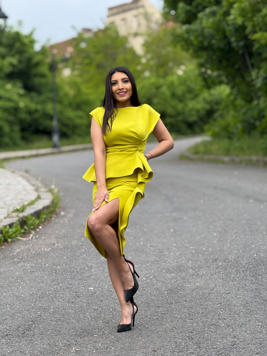 Rochie verde fistic cu volanas pe picior [4]