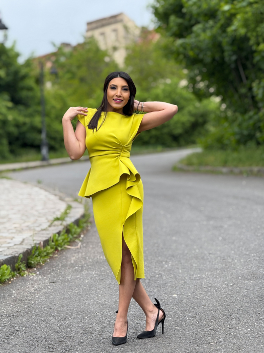 Rochie verde fistic cu volanas pe picior [5]