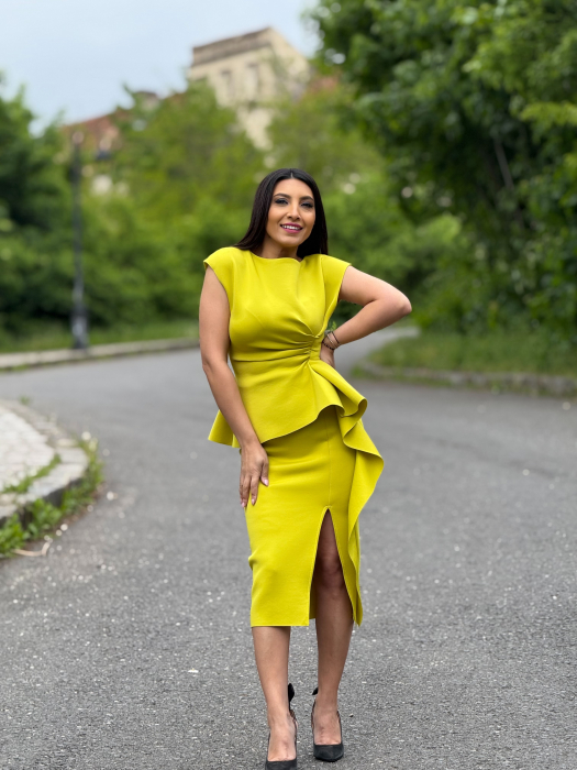Rochie verde fistic cu volanas pe picior [6]