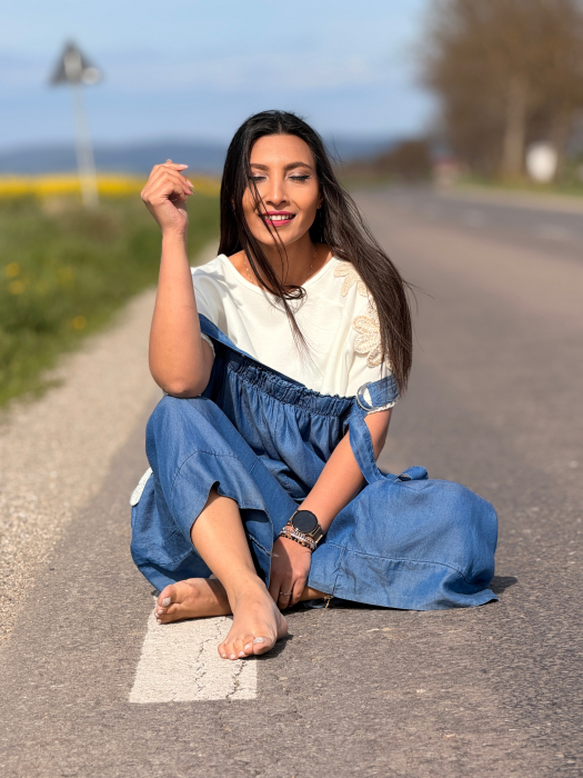 Salopeta din jeans cu floricele aplicate [5]