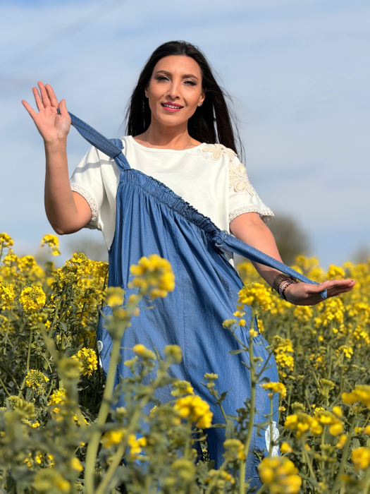 Salopeta din jeans cu floricele aplicate [6]