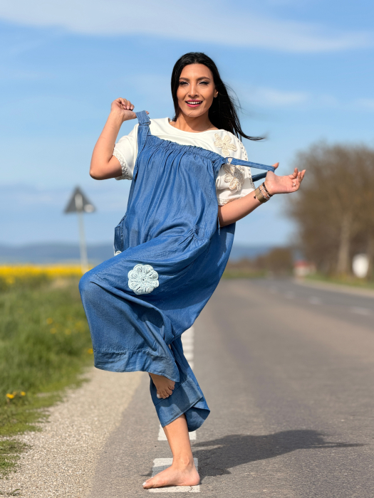 Salopeta din jeans cu floricele aplicate [2]