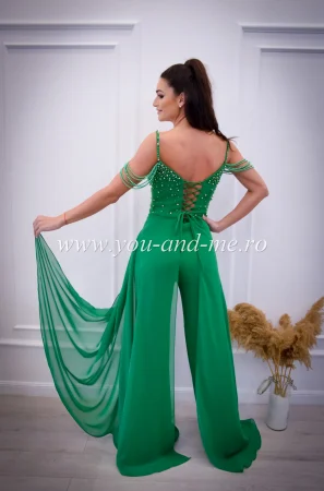 Salopeta verde cu snur la spate si lantisor de perle pe mana [5]