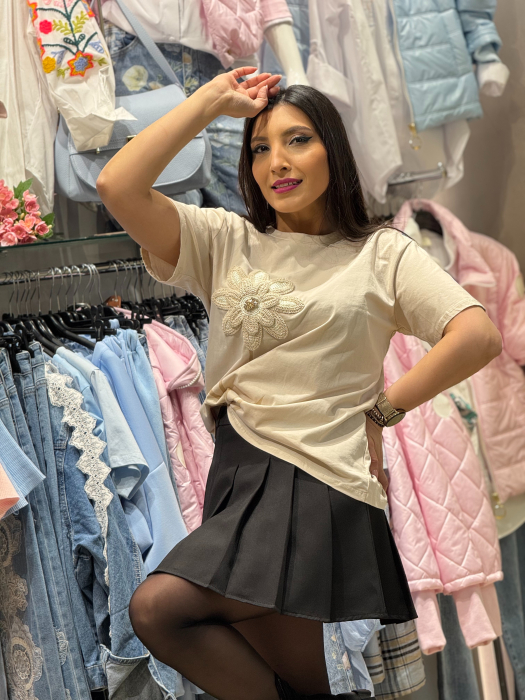 Tricou cu aplicatie florala crosetata 3D [3]