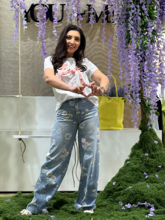 Tricou cu aplicații florale textile și mesaj LOVE stil artistic [4]