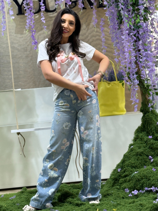 Tricou cu aplicații florale textile și mesaj LOVE stil artistic [2]