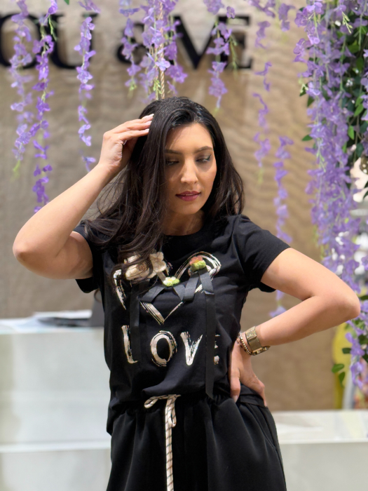Tricou cu aplicații florale textile și mesaj LOVE stil artistic [4]