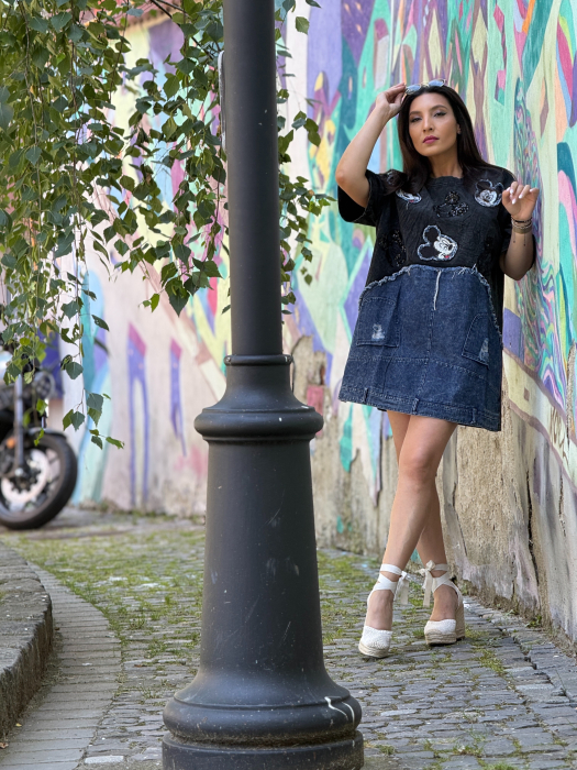 Tricou oversize cu imprimeu Mickey Mouse si aplicatii denim [9]