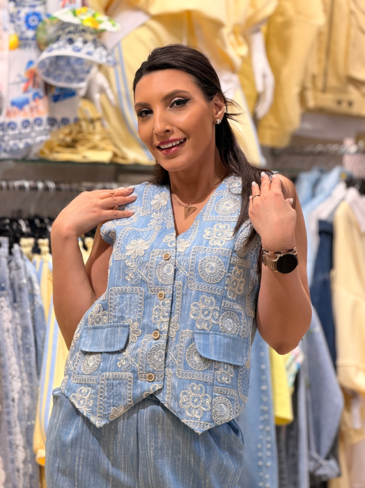 Vesta albastra cu dantela florala [5]