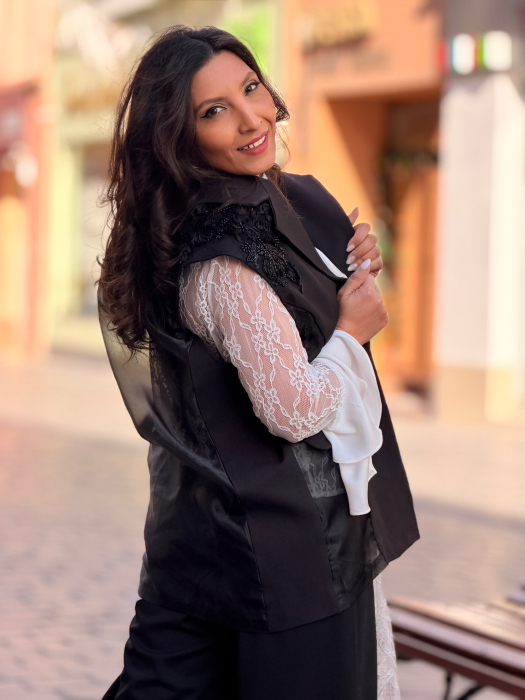 Vesta neagra cu pietricele aplicate si broderie [4]