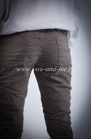 Pantaloni maro cu strasuri pe lateral [4]