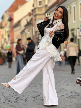 Pantaloni - Blugi albi evazati cu broderie si paiete