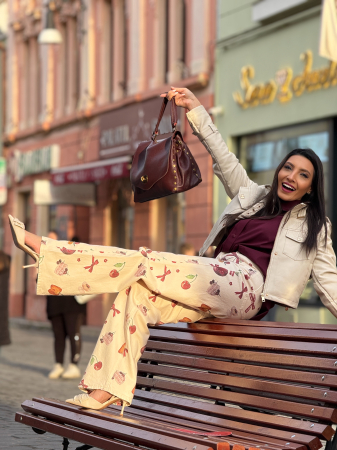 Blugi bej evazati  cu imprimeu cirese [5]