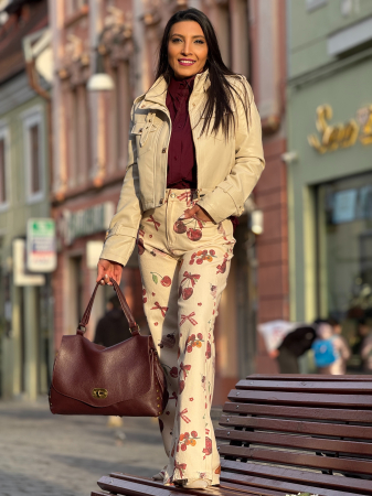 Pantaloni - Blugi bej evazati  cu imprimeu cirese