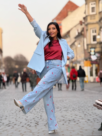 Blugi cu croi lejer si cirese brodate [6]