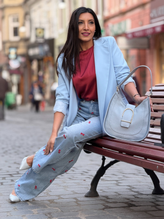 Blugi cu croi lejer si cirese brodate [2]