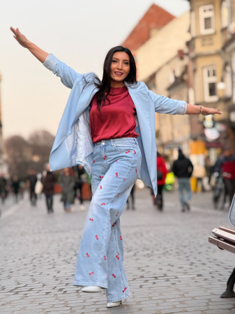 Blugi cu croi lejer si cirese brodate [3]