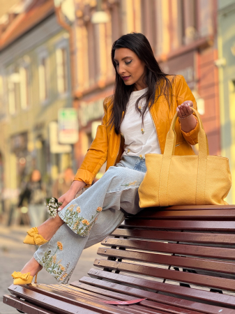 Blugi evazati cu broderie cu pietricele cu galben [6]