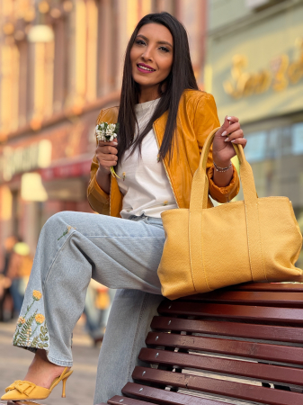 Pantaloni - Blugi evazati cu broderie cu pietricele cu galben