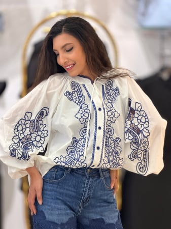 Imbracaminte de dama - Bluza alba cu broderie albastra florala
