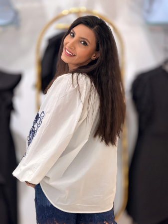 Bluza alba cu broderie albastra florala [3]