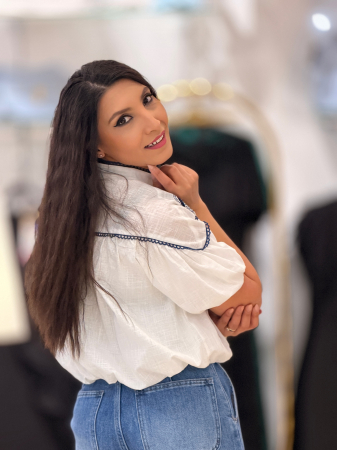Bluza alba cu broderie bleumarin [4]